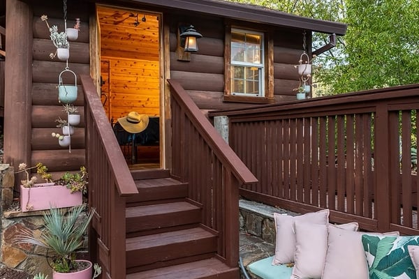 Rocktop Lodge pool with tiki hut and lounge chairs